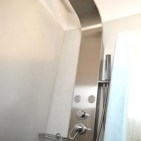 Helen * 埃尔莫波利斯